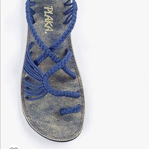 Plaka blue size 9 flat sandals